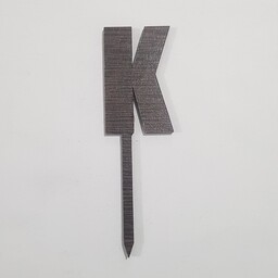تاپر کیک تولد چوبی، رنگ تیره، طرح حرف K، مدل 001