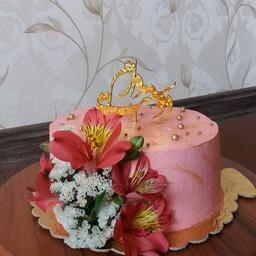 کیک تولد شکلاتی  بافیلینگ موز و گردو با تزیین گل طبیعی قابل سفارش با طرح دلخواه شما(خانگی)