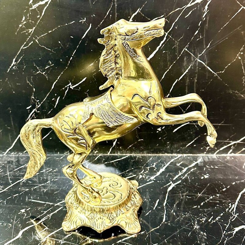 مجسمه اسب برنزی نماد استقامت و زیبایی و ثروت ارتفاع 33در 32سانت