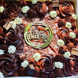کیک براونی شکلاتی با تزیین گاناش