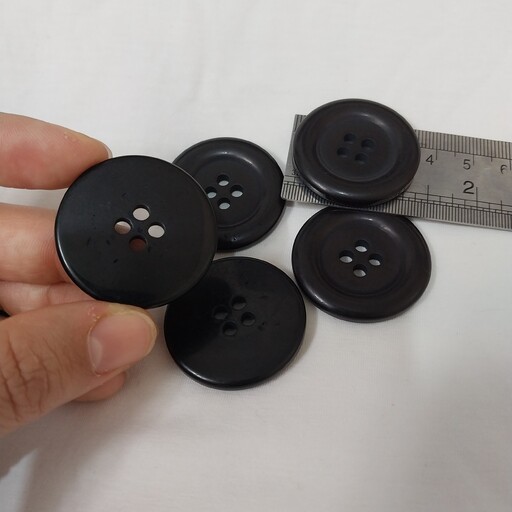 دکمه پالتویی مشکی پک 5 تایی چهار سوراخ 3ونیم سانتی دکمه مشکی بزرگ دکمه سیاه پالتویی و مانتویی (خرازی)
