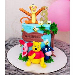کیک تولد خونگی پسرانه طرح پو و دوستان با تاپرهای دست ساز باوزن(2کیلو900گرم)