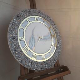 ساعت دیواری طرح رویا قطر  70 کار شده با کریستال نقره ای و موتور ارامگرد عقربه و اعداد مولتی طلایی رنگ ثابت