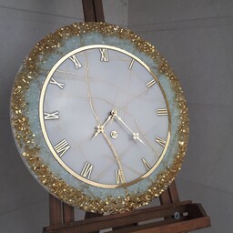 ساعت دیواری قطر 50 طرح سپید  کار شده با کریستال و ورق طلا موتور ارامگرد بیصدا اعداد و عقربه مولتی رنگ ثابت