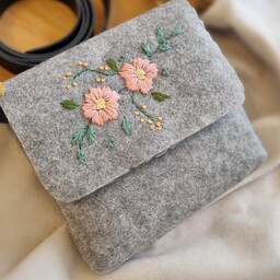 کیف نمدی سایز کوچک گلدوزی شده با دست رنگ طوسی بند دوشی چرمی 