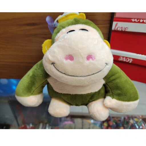 عروسک طرح میمون بازیگوش رنگ سبز پسته ای به همراه آویز