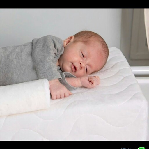 تشک غلت گیر و آنتی رفلکس نوزادی در دو رنگ طوسی و سفید با لایه نخ پنبه زیپ خور قابل شستشو. کد2417