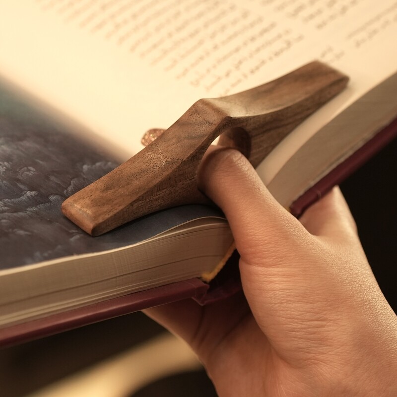 نگهدارنده صفحه کتاب انگشتی از جنس چوب گردو محافظت شده با روغن مخصوص چوب  