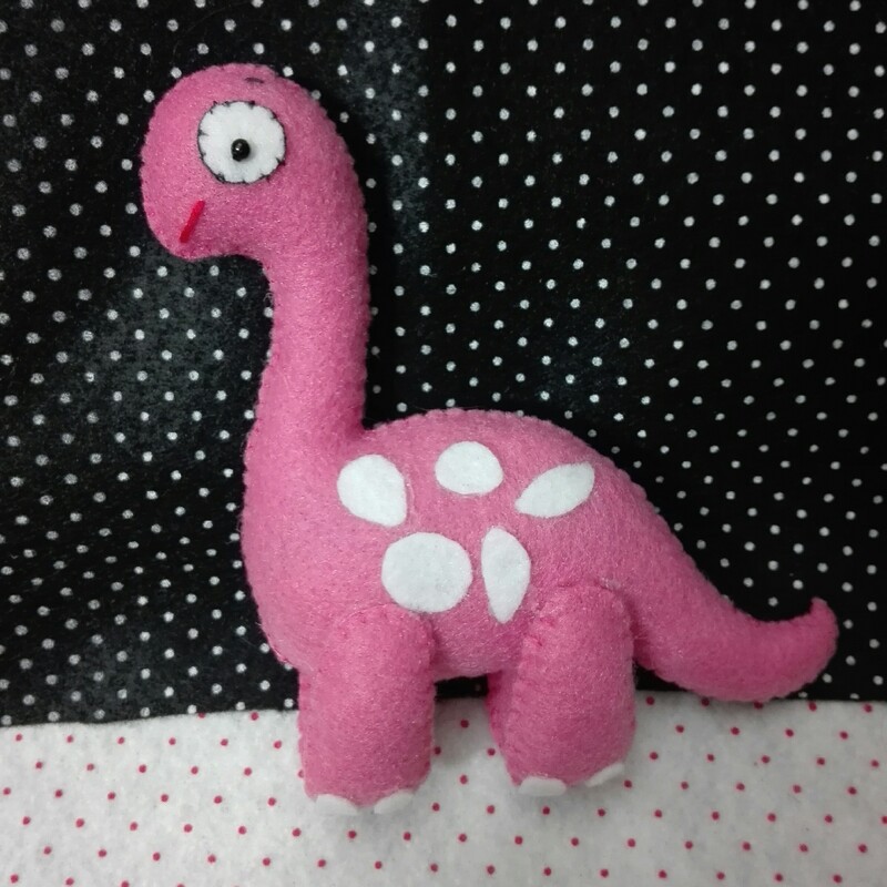 عروسک نمدی دایناسور  دارای تنوع رنگ  قابلیت ایستادن داره و برای بازی و تزئین مناسبه