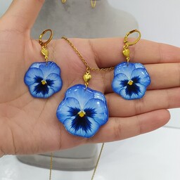 نیم ست گل بنفشه ی آبی شامل گردنبند و گوشواره با اتصالات رنگ ثابت و ضد حساسیت