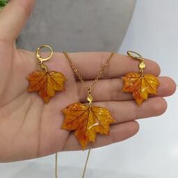 نیم ست برگ نارنجی پاییزی شامل گردنبند و گوشواره با اتصالات رنگ ثابت
