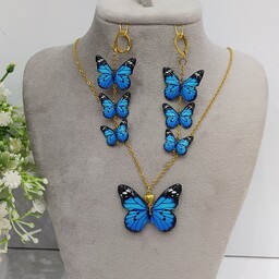 نیم ست پروانه آبی شامل گردنبند تک پروانه و گوشواره آویز سه پروانه با اتصالات رنگ ثابت و ضد حساسیت