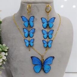 نیم ست پروانه آبی با اسم انتخابی شامل گردنبند و گوشواره سه پروانه با اتصالات رنگ ثابت و ضد حساسیت