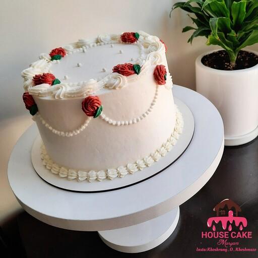 کیک خاص سفید و ساده خامه ای مناسب تولد و سالگرد ازدواج