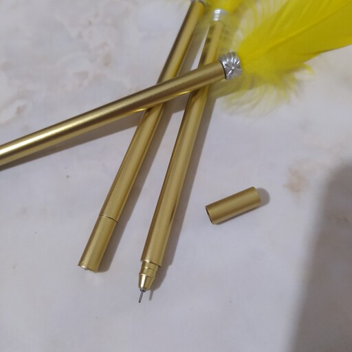 روان نویس قلم پر ، رنگ بدنه و پر زرد ، رنگ جوهر مشکی ، طول هر قلم از 22 تا 25 سانت