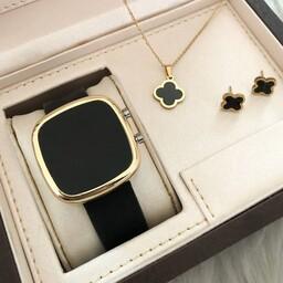 ساعت ال ای دی ژله ای مربع بندمشکی قاب طلایی همراه با نیم ست طلایی مشکی دارای جعبه کادویی جنس بند ژله ای 