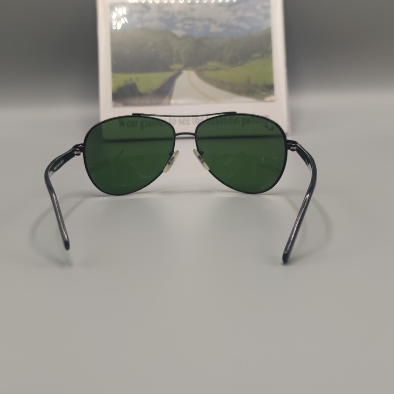 عینک آفتابی مردانه مدل ریبن شیشه سنگ سبز لجنی با فریم چهار پیچ فلزی مشکی رنگ با قاب و دستمال
