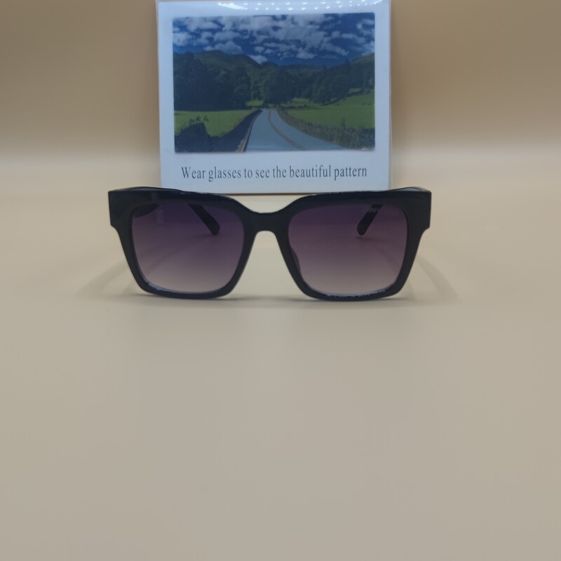 عینک آفتابی زنانه برند جیمی چو فریم مشکی شاین دار با لنز هایلایت کبودی رنگ با قاب و دستمال