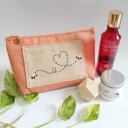 کیف لوازم آرایش گلدوزی شده با دست پارچه مبلی دست دوز رنگ نارنجی طرح زنبور