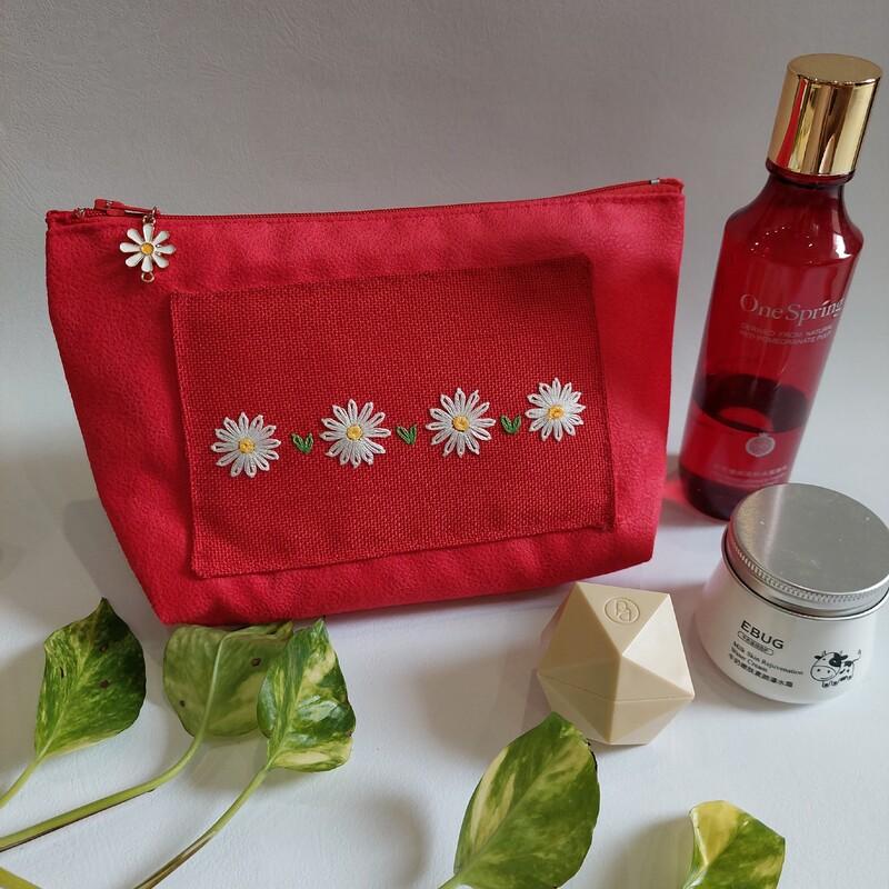 کیف لوازم آرایش گلدوزی شده با دست پارچه مبلی دست دوز رنگ قرمز طرح گلهای بابونه
