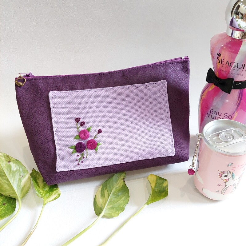 کیف لوازم آرایش گلدوزی شده با دست پارچه مبلی دست دوز رنگ بنفش تیره طرح سه گل کوچک