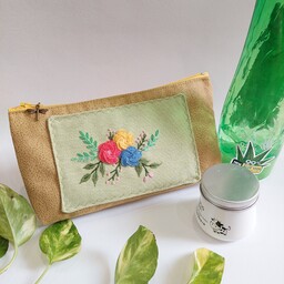 کیف لوازم آرایش گلدوزی شده با دست پارچه مبلی دست دوز رنگ نخودی طرح سه گل رنگی