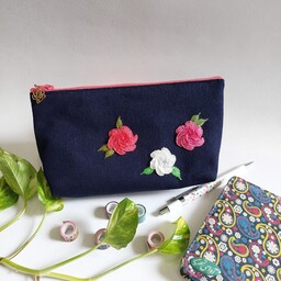 جامدادی کیف آرایش گلدوزی شده با دست کاملا دست دوز پارچه لی یا جین طرح سه تا گل زیبا 
