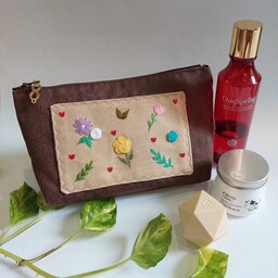 کیف لوازم آرایش گلدوزی شده با دست پارچه مبلی دست دوز رنگ قهوه ای طرح پر از گل های رنگی