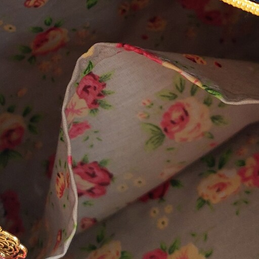 کیف آرایش پارچه ای گلدوزی شده با دست سایز کوچک طرح گل سنبل پارچه مشکی