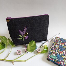 کیف آرایش پارچه ای گلدوزی شده با دست سایز کوچک طرح گل سنبل پارچه مشکی