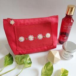 کیف لوازم آرایش گلدوزی شده با دست پارچه مبلی دست دوز رنگ قرمز طرح گلهای بابونه