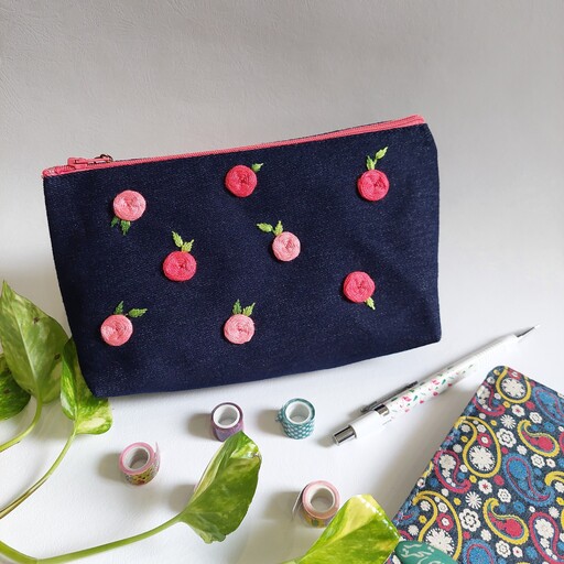 جامدادی کیف آرایش گلدوزی شده با دست طرح گلهای توپی توپی قرمز و گلبهی