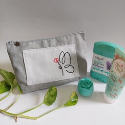 کیف لوازم آرایش گلدوزی شده با دست پارچه مبلی دست دوز رنگ طوسی طرح پروانه مینیمال 