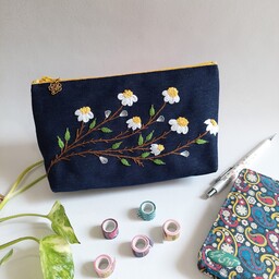 جامدادی کیف آرایش پارچه ای جین گلدوزی شده با دست طرح گلهای بابونه