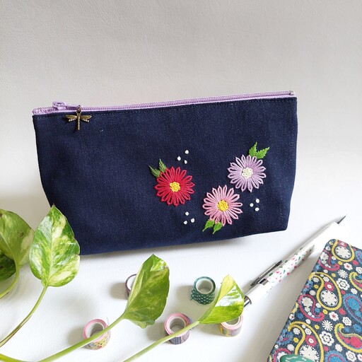 جامدادی کیف آرایش گلدوزی شده با دست طرح سه گل رنگی رنگی
