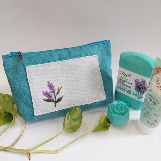 کیف لوازم آرایش گلدوزی شده با دست پارچه مبلی دست دوز رنگ آبی طرح گل شاخه سنبل 