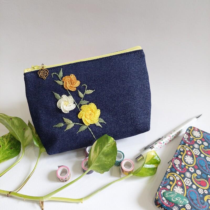 کیف آرایش پارچه ای گلدوزی شده با دست سایز کوچک طرح سه گل زرد پارچه جین یا لی