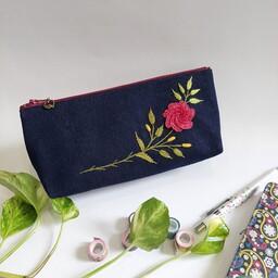 کیف آرایش پارچه ای گلدوزی شده با دست سایز کوچک طرح گل جگری زیبا پارچه جین یا لی