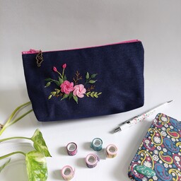 جامدادی کیف آرایش پارچه ای گلدوزی شده با دست طرح گلهای سرخ و برگ و شاخه