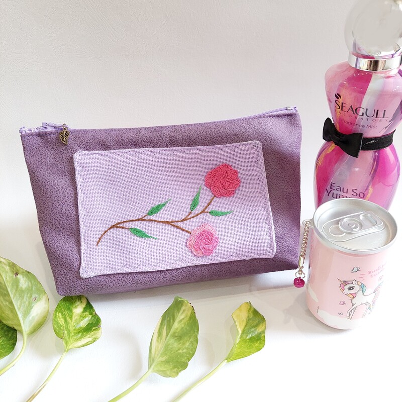 کیف لوازم آرایش گلدوزی شده با دست پارچه مبلی دست دوز رنگ بنفش طرح گلهای سرخ