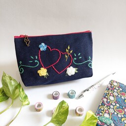 جامدادی کیف آرایش گلدوزی شده با دست طرح دو قلب و گلهای رنگی    