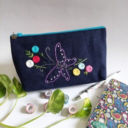 جامدادی کیف آرایش پارچه ای گلدوزی شده با دست طرح پروانه و گلهای رنگی