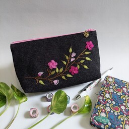 جامدادی کیف آرایش پارچه ای گلدوزی با دست دست دوز طرح گلهای ارغوانی پارچه مشکی