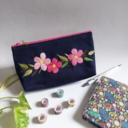 جامدادی کیف آرایش پارچه ای گلدوزی شده با دست طرح گلهای بزرگ تو پر سرخابی و صورتی