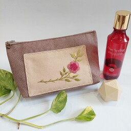 کیف لوازم آرایش گلدوزی شده با دست پارچه مبلی دست دوز رنگ قهوه ای روشن طرح تک گل