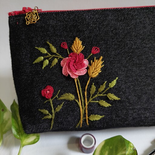 جامدادی کیف آرایش پارچه ای گلدوزی شده با دست طرح گل سرخ و خوشه طلایی گندم