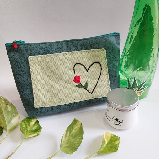 کیف لوازم آرایش گلدوزی شده با دست پارچه مبلی دست دوز رنگ سبز تیره طرح قلب مینیمال
