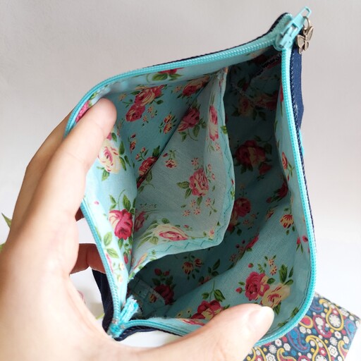 جامدادی کیف آرایش گلدوزی شده دست دوز پارچه ای طرح گلهای توپی توپی آبی 