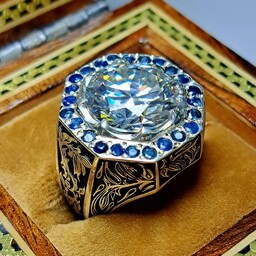انگشتر موزنایت سفید(الماس روسی) به همراه مخراج کاری یاقوت معدنی کبود و رکاب دست ساز نقره با عیار  925
