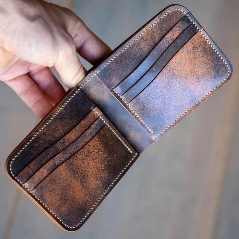 کیف پول جیبی مردانه دستدوز چرمی دوخته شده با چرم طبیعی بزی و نخ موم زده ترک قابل اجرا در رنگ دلخواه